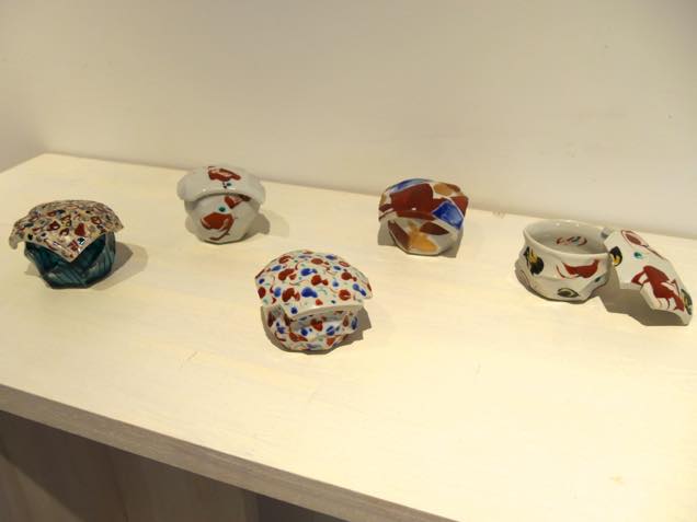 九谷焼作家の赤池健陶さんが30年近く続けてきた蓋物作品の数々