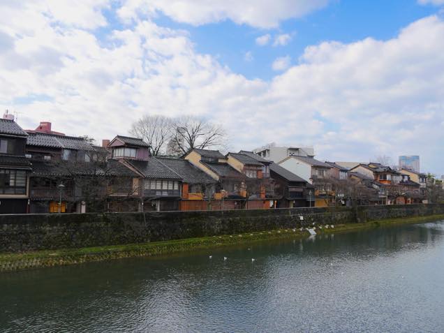 浅野川沿いの金沢「ひがし茶屋街」