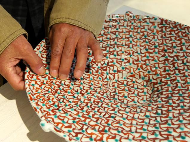 九谷焼作家の赤池健陶さんによる赤の小紋と緑で絵付けされた大皿作品