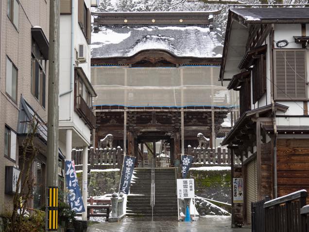 浦佐「善光寺」山門前