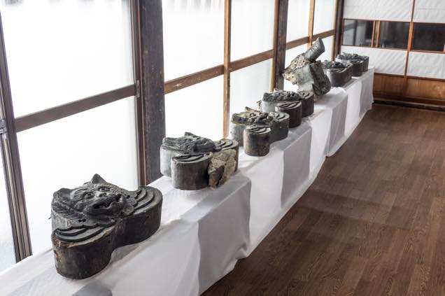 室内に保管された浦佐「善光寺」の猫瓦