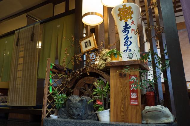 浦佐「善光寺」参道にある「寿多家」に置かれた猫瓦