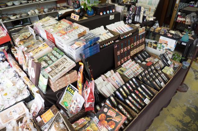 浦佐「善光寺」参道にある「河田屋土産物店」の店内