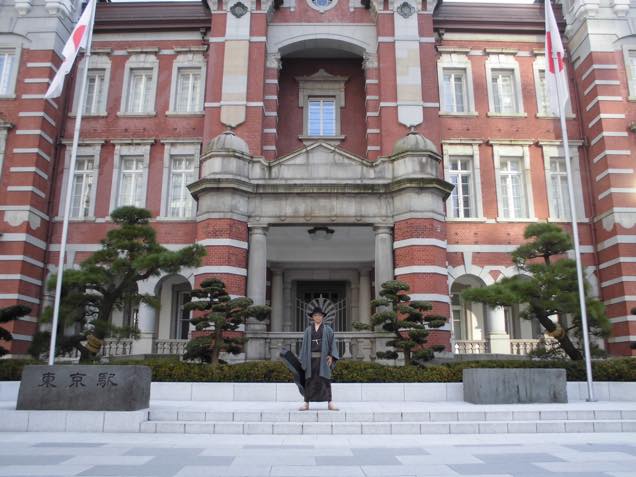 着物姿で東京駅丸の内駅舎前に立つ筆者