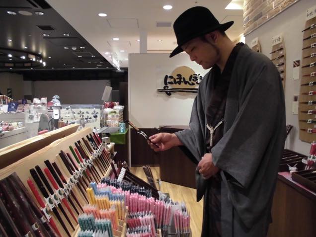 GRANSTA（グランスタ）で箸を見る筆者