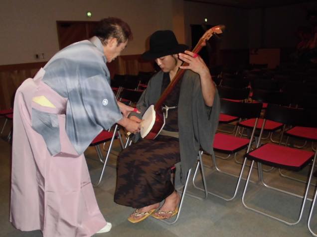 工藤まんじ先生に津軽三味線を教わる筆者