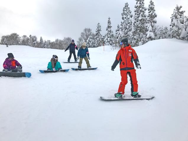 滑り方の手本を見せる先生