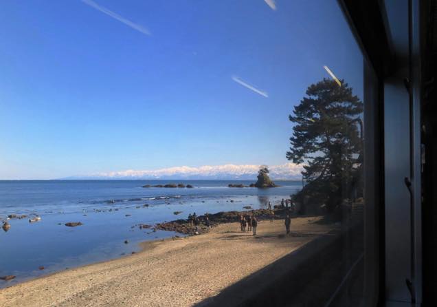 車窓から見た雨晴海岸