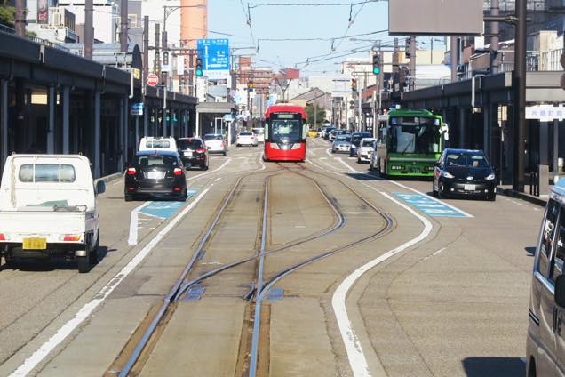 射水市を走る路面電車