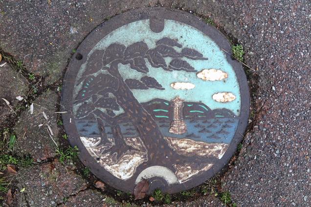 海王丸駅周辺のデザイン蓋