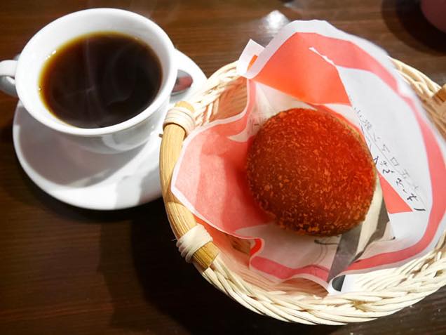 コーヒーとカリーパンのセット