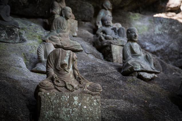 首のない羅漢像