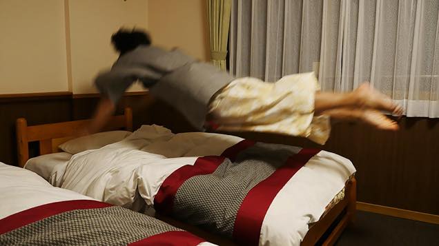 ベッドに勢い良く飛び込む筆者