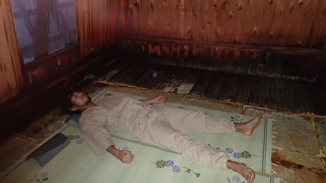 岩盤浴場で横になる筆者