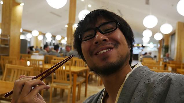 料理を頬張り笑顔の筆者