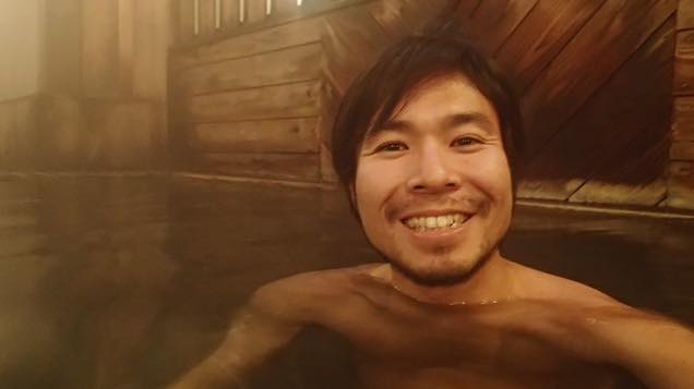 湯船に浸かる筆者