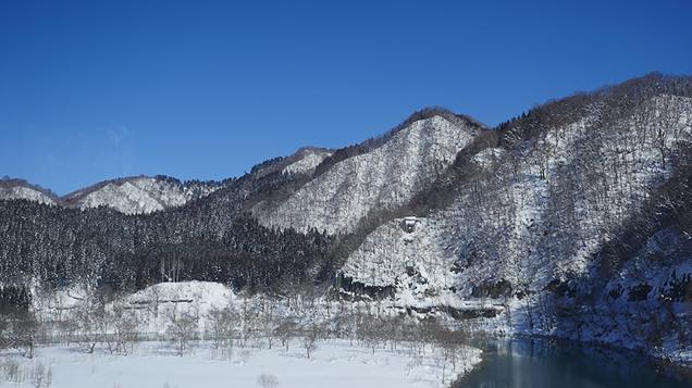 雲ひとつない青空と雪山