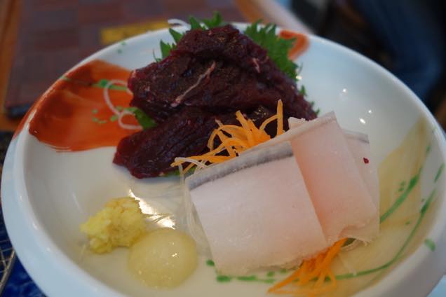 赤身と皮の2種が盛られたくじらの刺身