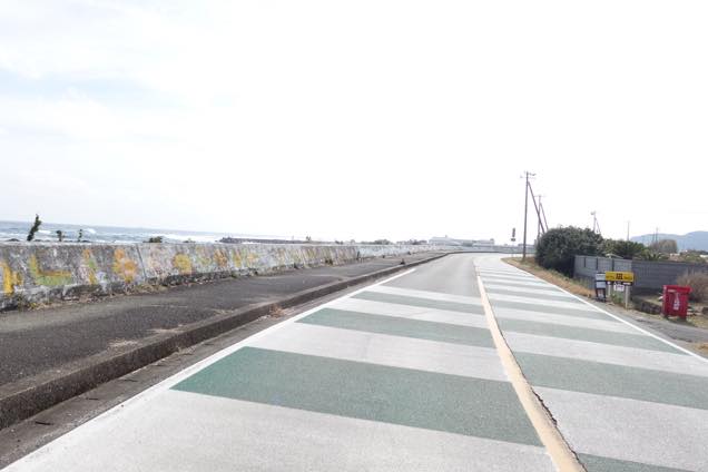 左手に海が見える広々とした舗装路