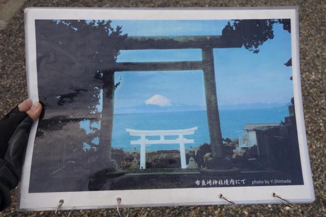 青空と富士山を背景にした布良崎神社の絶景写真