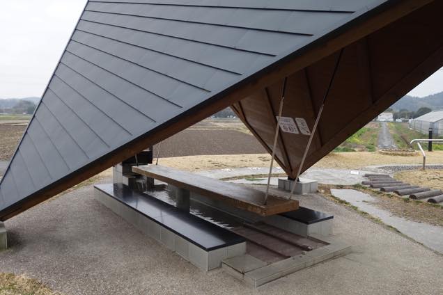 田んぼに囲まれ、大きな屋根のついた道の駅三芳村のベンチ