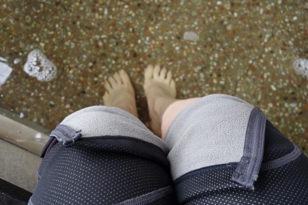 ズボンをまくって道の駅三芳村の足湯で足を温める筆者