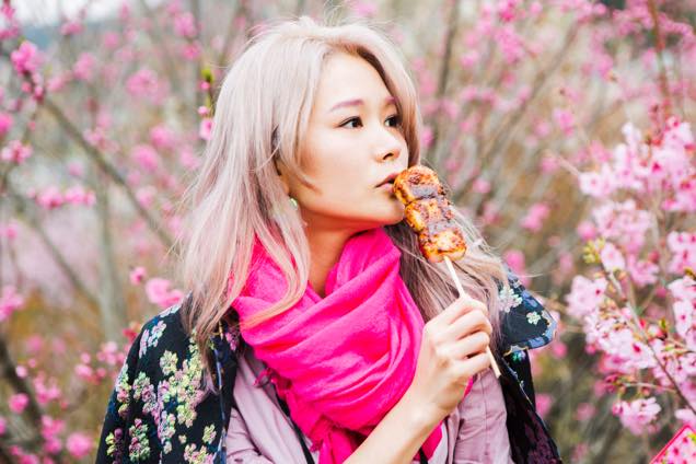 道中の出店で、お団子をゲット