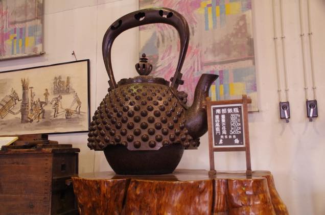 岩鋳鐡器館展示