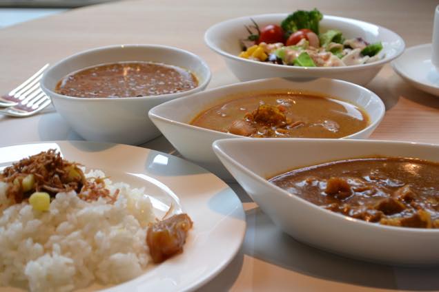 ランチブッフェのカレー3種