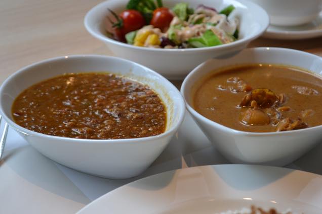 左のキーマカレーはスパイスが効いて、個人的にイチオシ。