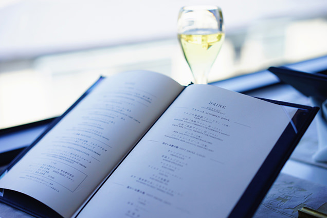 ウェルカムドリンクのシードルと料理のメニュー