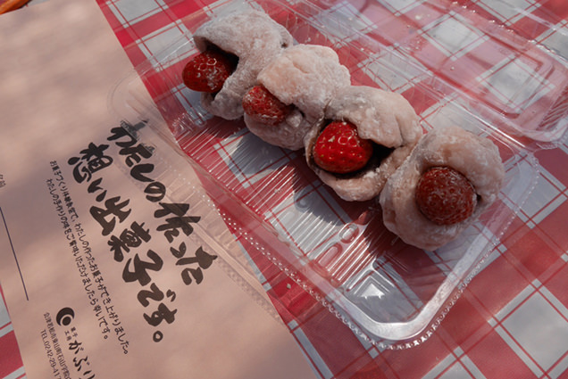 大きないちごが入った大福が4つ完成