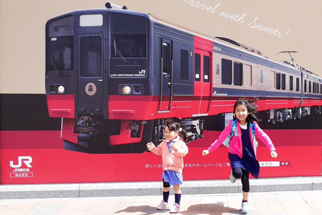 フルーティアふくしまのパネルの前で遊ぶ娘2人