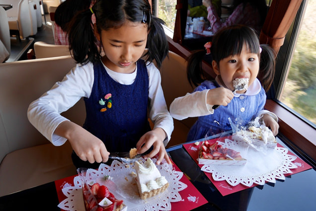 いちごのケーキを頬張る姉妹