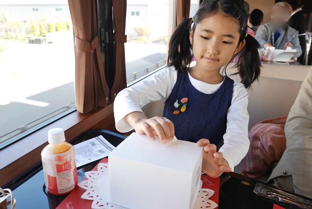 スイーツボックスを開ける長女