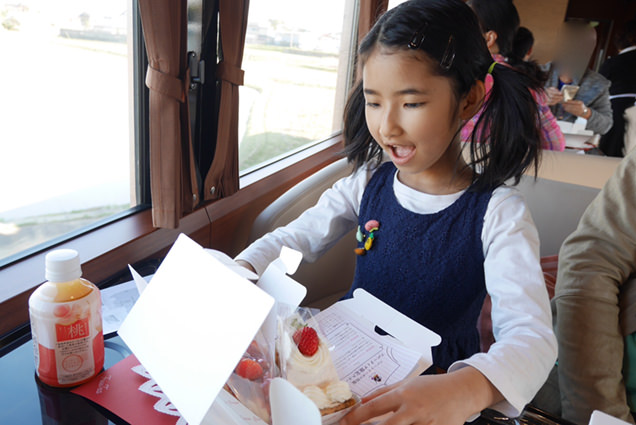 スイーツボックスに入ったいちごのケーキを見て喜ぶ長女