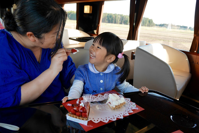 子どもにスイーツを食べさせる筆者