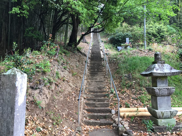 古墳前の長い階段