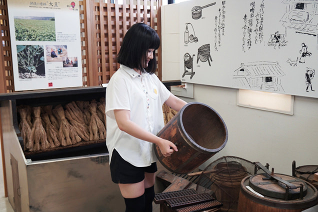 納豆製造道具に触れる朝井さん