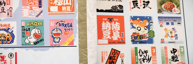 キャラクターを起用したご当地納豆ラベルが並ぶ