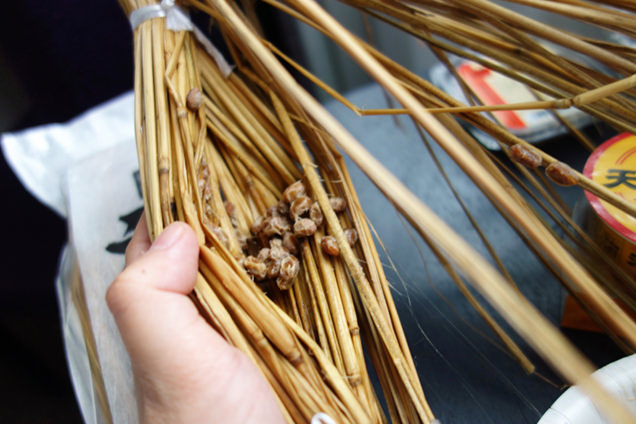 藁の底にこびりつく藁納豆