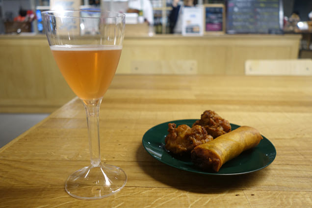 グラスワインと「亜細亜的惣菜店  ガパオ飯」の春巻き＆唐揚げ