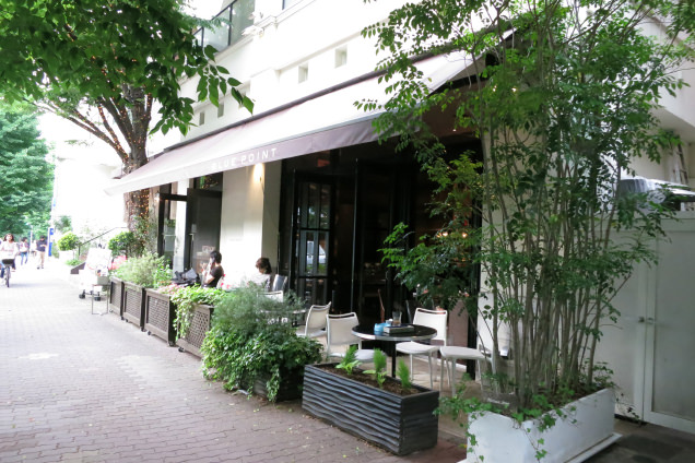 プラチナ通りに面したカフェ