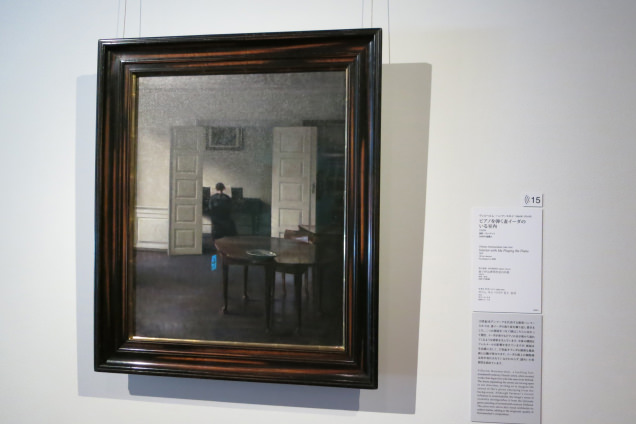 ヴィルヘルム・ハンマースホイの「ピアノを弾く妻イーダのいる室内」