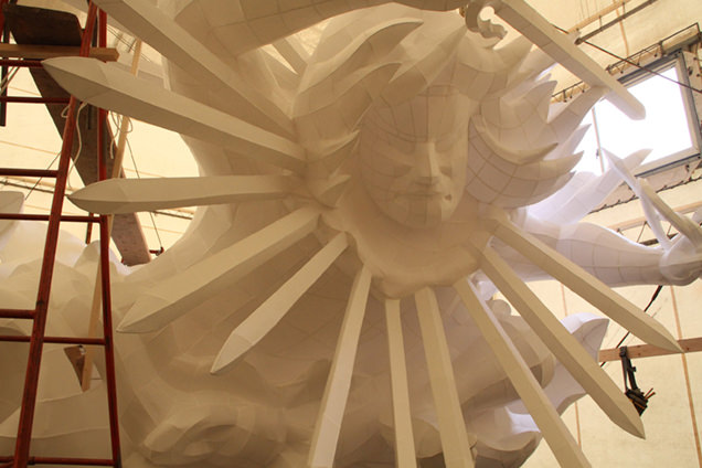 制作途中のJRねぶた