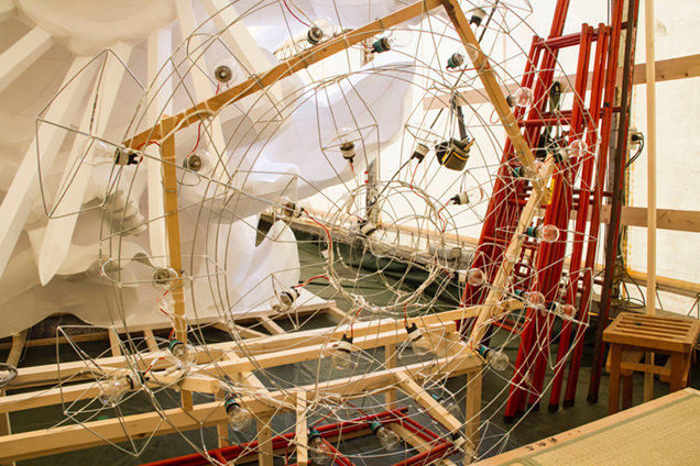 制作途中のJRねぶた　内部