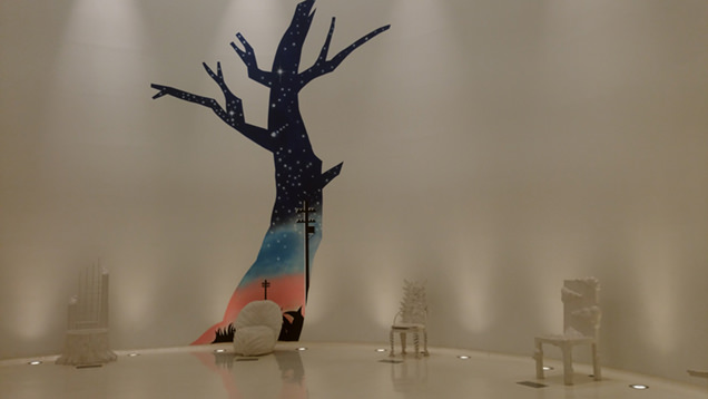 「賢治の学校」（白い空間に木のオブジェ）