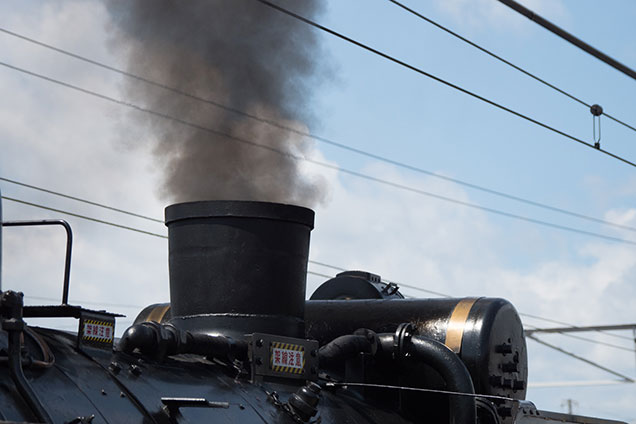 煙突から煙が出ている図