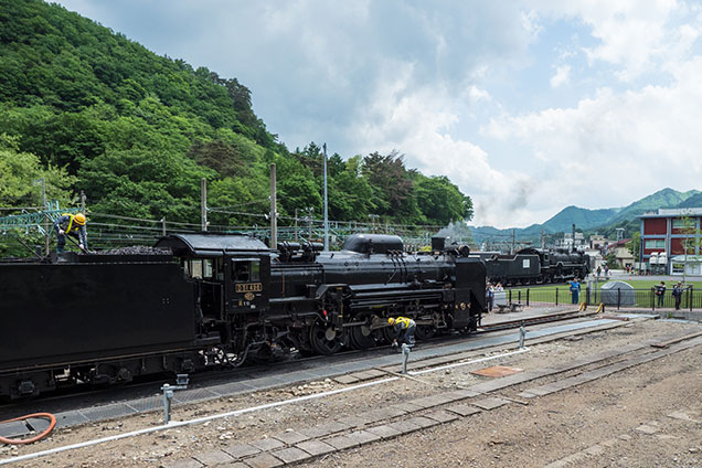 転車台広場。整備中の「D51 498」。その奥に見えるのが、展示車両の「D51 745」