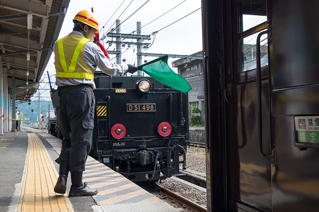 SLがバックして客車と連結する
